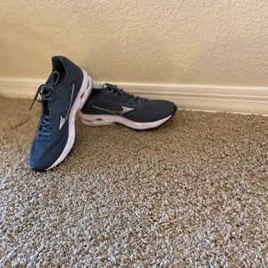 Women’s Mizuno “Waver Rider23” sneakers size 9